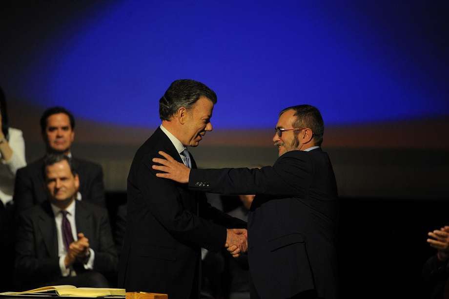 El 24 de noviembre de 2016, el entonces presidente Juan Manuel Santos y Rodrigo Londoño, conocido como Timochenko, firmaron el Acuerdo Final de La Habana, en el Teatro Colón de Bogotá.