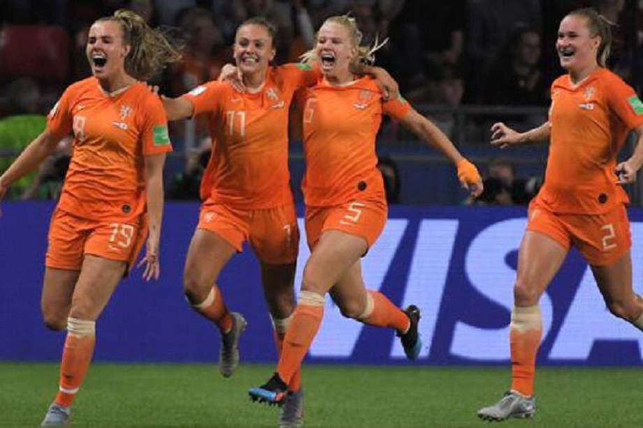 El fútbol femenino esta vigente desde 1971 y el mixto desde 1986 en los Países Bajos.