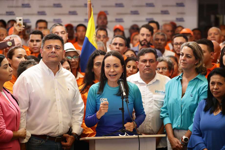 María Corina Machado habla en rueda de prensa junto opositor Freddy Superlano (izquierda), hoy, en Caracas (Venezuela). 