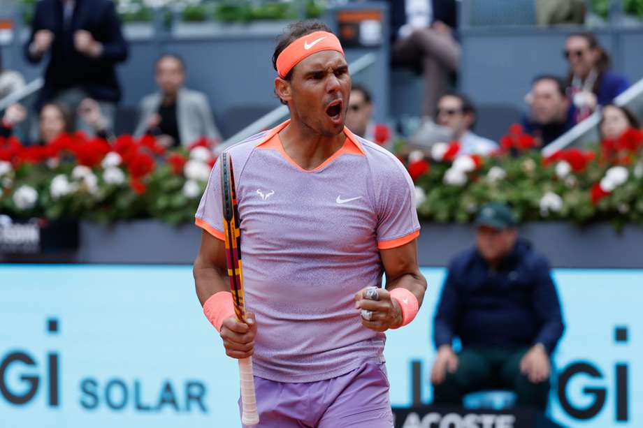 El tenista Rafa Nadal celebra un punto durante su partido del Mutua Madrid Open ante el argentino Pedro Cachín.