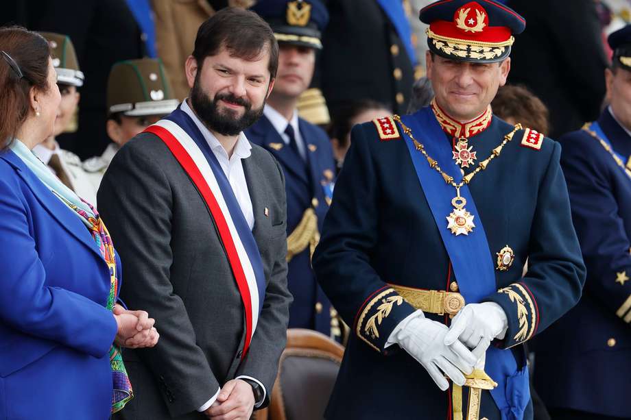 El presidente de Chile, Gabriel Boric, junto al comandante en jefe del Ejército, Javier Iturriaga, días antes del escándalo que llevó a la renuncia del jefe del Estado Mayor.