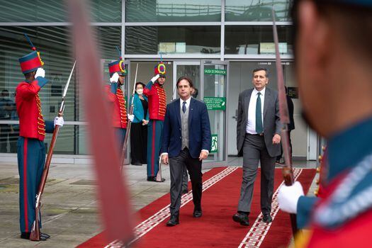 Fotografía cedida por la Cancillería de Colombia en la que se ve al viceministro de Relaciones Exteriores, Francisco Echeverri (derecha), y al presidente de Uruguay, Luis Lacalle Pou (centro), a su llegada al aeropuerto El Dorado en Bogotá. 