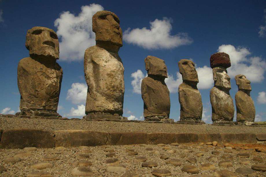 Se tomaron muestras genéticas para el estudio de habitantes de América del Sur, México y Polinesia, incluida la Isla de Pascua, hogar de estas famosas estatuas.