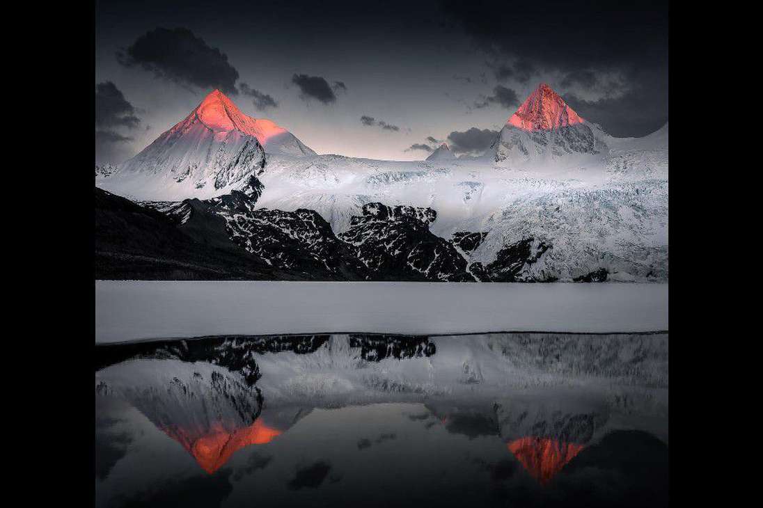 Rojo flotante de Jiming Zhang muestra a la montaña Sapu que, durante tres días, estuvo oculta por las nubes. De acuerdo con el fotógrafo solo se despejaba en la puesta del Sol.