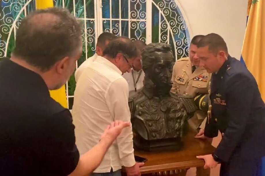 El busto de Bolívar estaba exhibido en un pasillo de la residencia del embajador colombiano en Venezuela.