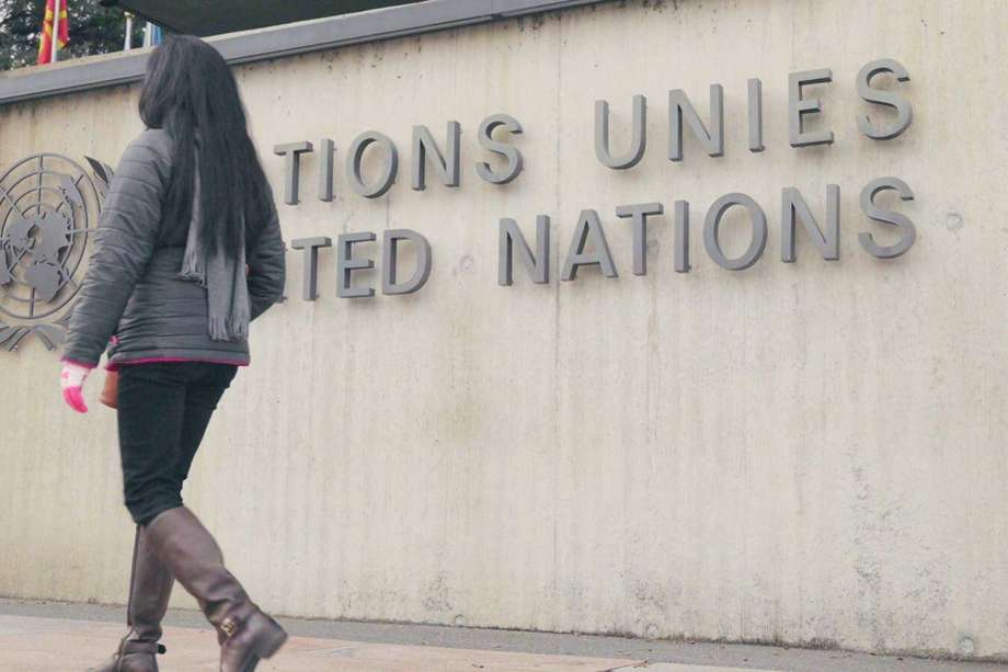 Fausia, frente a la sede de las Naciones Unidas en Ginebra, Suiza. 