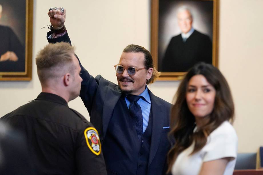 Fairfax (United States), 27/05/2022.- Actor Johnny Depp gestures to spectators in court after closing arguments at the Fairfax County Circuit Courthouse in Fairfax, Virginia, USA, 27 May 2022. Depp sued his ex-wife Amber Heard for libel in Fairfax County Circuit Court after she wrote an op-ed piece in The Washington Post in 2018 referring to herself as a 'public figure representing domestic abuse.' (Estados Unidos) EFE/EPA/Steve Helber / POOL pool image
