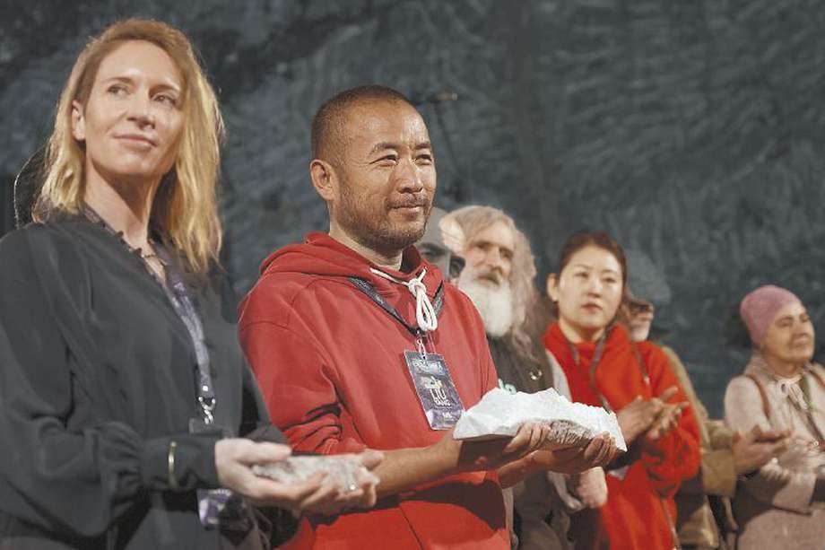 Los artistas Anna Korver, de Nueva Zelanda, y Liu Yang, de China, en la ceremonia de inauguración. / Iván Muñoz