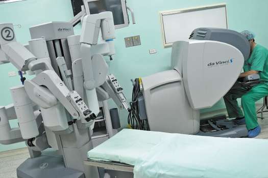 Los robots para cirugía son operados desde una unidad computarizada por médicos.  / Archivo