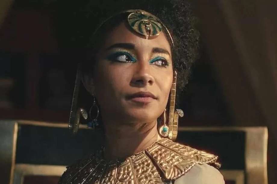 La actriz que interpreta a Cleopatra en la producción de Netflix es la británica Adele James, de tez oscura, papel anteriormente realizado por Elizabeth Elizabeth Taylor, de tez clara.