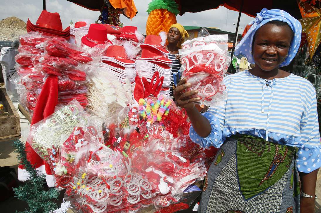 Abidjan (Ivory Coast), 16/12/2022.- A female vendor sells Christmas and New Year paraphernalia from her stall at a roadside in Abidjan, Ivory Coast, 16 December 2022. A few days before the Christmas holidays and with the celebrations of New Year's Eve and New Year's Day in sight, the shopping for seasonal decoration in the West African city is at its peak. (Costa de Marfil) EFE/EPA/LEGNAN KOULA