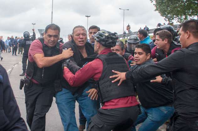 Atacan a puñetazos al ministro de Seguridad de Buenos Aires durante protesta