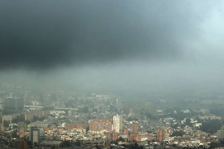 Bogotá, con 13.7 μg/m³ de concentración de partículas PM2.5 es la sexta capital latinoamericana con peor aire, superada por Lima (31.5), Santiago de Chile (25.8), Ciudad de México (21.7), Ciudad de Guatemala (19.5) y Montevideo (14.2). EFE/ Mauricio Dueñas Castañeda
