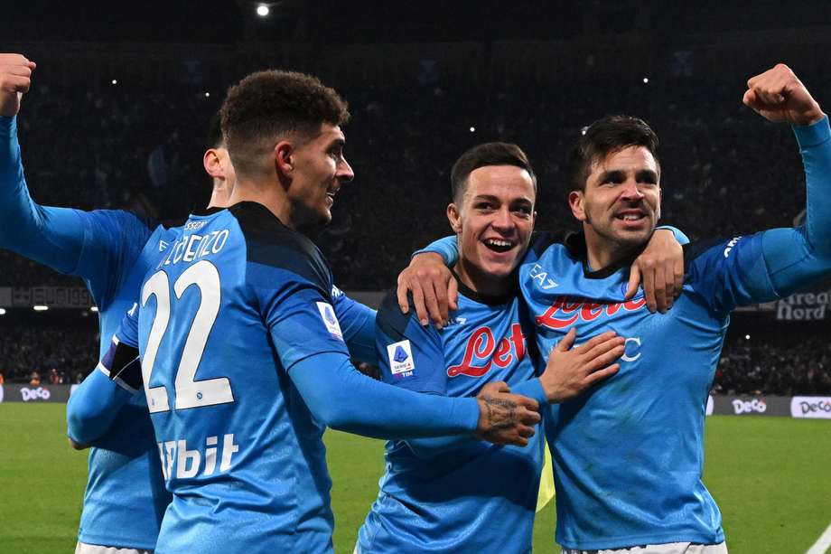 Giovanni Simeone (derecha) celebra con sus compañeros uno de los goles en la victoria de Napoli contra Roma.