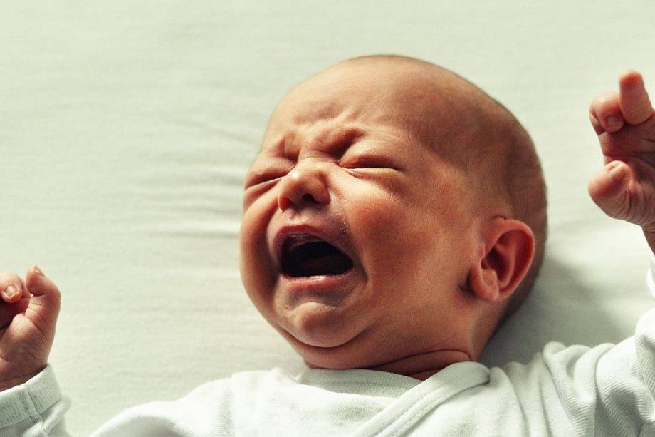 Durante los primeros meses de vida, el llanto es el único método de comunicación de los bebés, al no poder expresarse con palabras. 