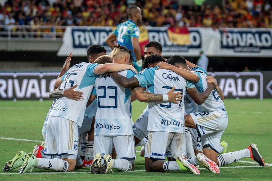 Los jugadores de Millonarios celebran su dramática victoria ante Pereira, en el estadio Hernán Ramírez Villegas.