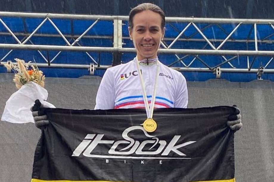 Eliana Caicedo, en el podio del Master XCO tras coronarse como campeona mundial.