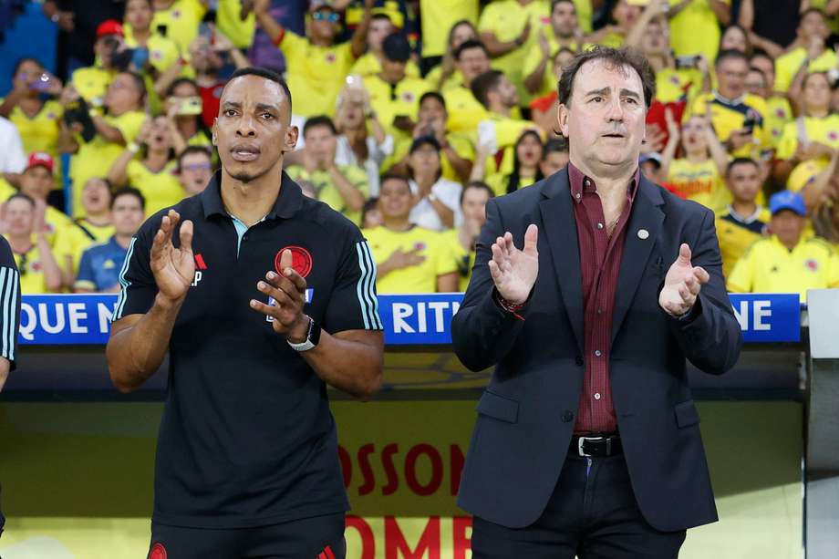El entrenador de Colombia, Néstor Lorenzo (der.), y su asistente técnico, Luis Amaranto Perea.