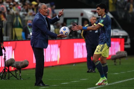 Tite le pasa una pelota a Daniel Muñoz en el partido entre Brasil y Colombia.