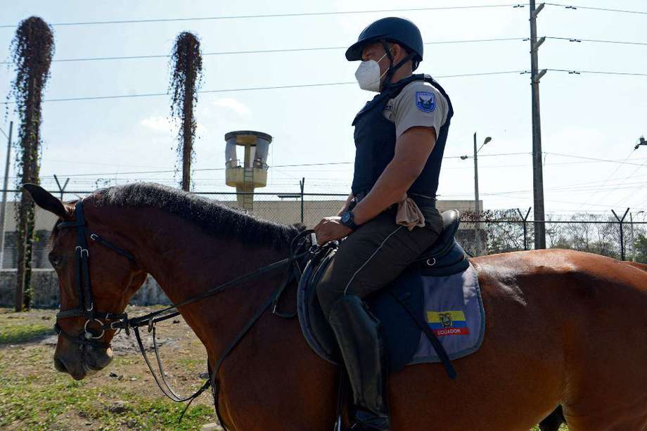 Policías a caballo también resguardaban los exteriores de la cárcel de Guayaquil en donde se presentó el motín que deja más de cien muertos.