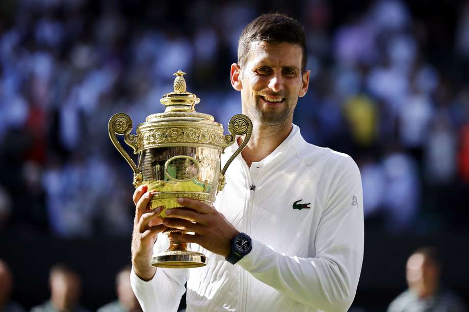 Novak Djokovic recibió su séptimo trofeo de campeón en Wimbledon, su 21 título de Grand Slam.  EFE/EPA/TOLGA AKMEN EDITORIAL USE ONLY
