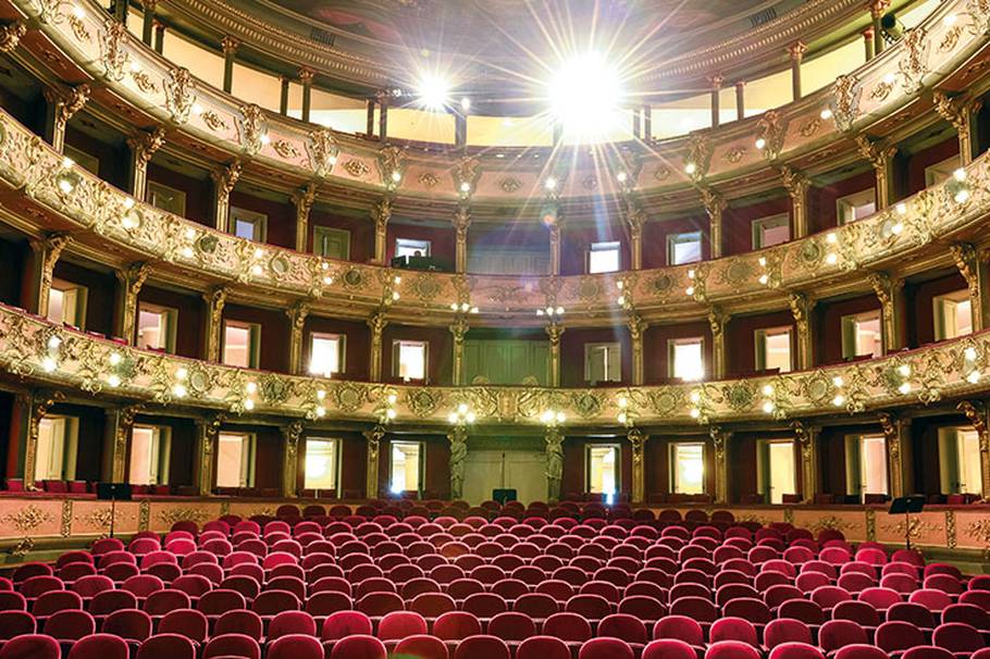 El Teatro Colón se ilumina de nuevo