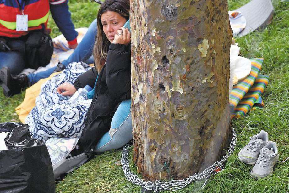 Encadenada a un árbol, Catalina Dimian, se opone a la construcción de un colegio en el parque de Marsella. 
