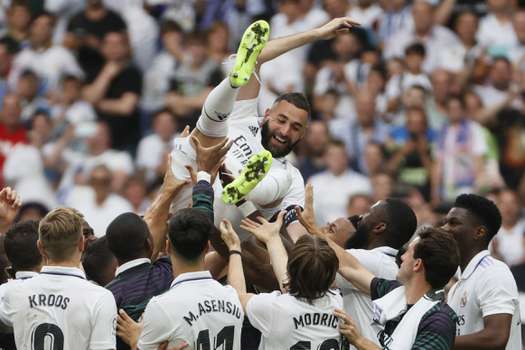 Los jugadores de Real Madrid despiden al jugador francés. 