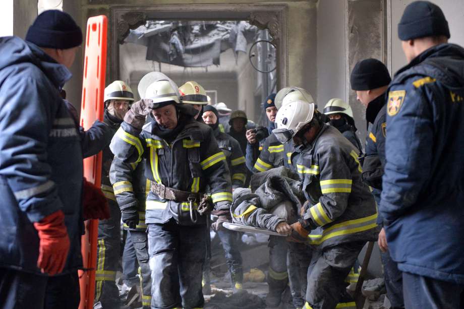 Personal de emergencia rescata cuerpos de un edificio en la ciudad de Kharkiv, azotada por bombardeos rusos.