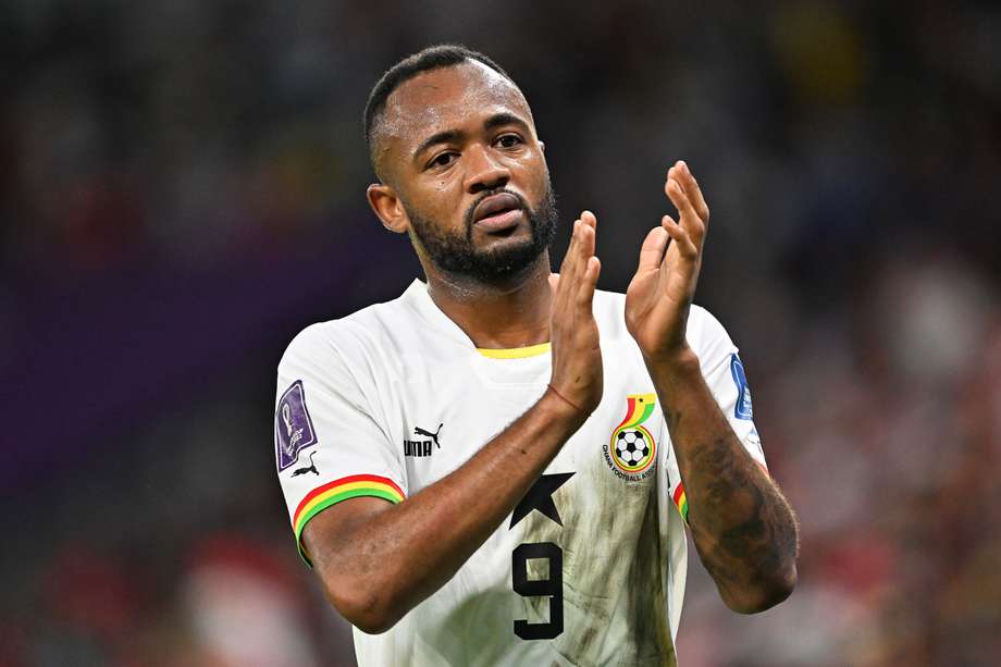 Jordan Ayew aplaude a los hinchas de Ghana en el partido en que su selección derrotó a Corea del Sur.