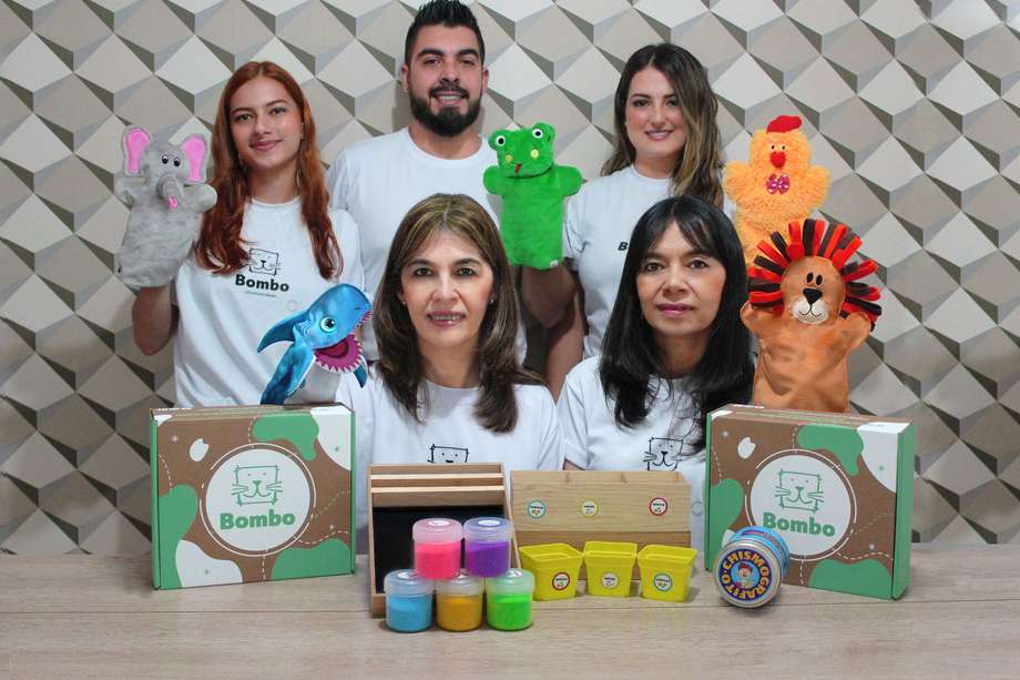 Ellos son Mariana Madrigal, Juan David Olarte, Kelly Cano, Stella y Beatriz Zuluaga, los creadores de Bombo, una marca de productos didácticos para bebés y niños.