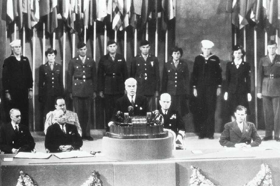 El secretario de Estado de EE. UU. preside la última sesión de la Conferencia de las Naciones Unidas en San Francisco, al lado del presidente estadounidense, Harry S. Truman, en 1945. 