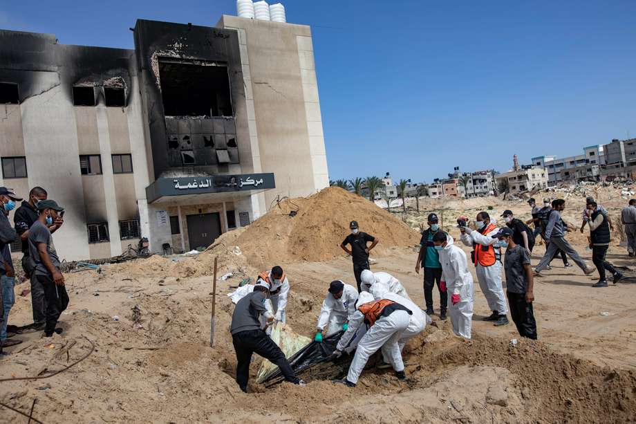 La Defensa Civil Palestina recupera 50 cuerpos de lo que llaman una fosa común dentro del Hospital Nasser en Khan Yunis, Gaza, el 21 de abril de 2024.
