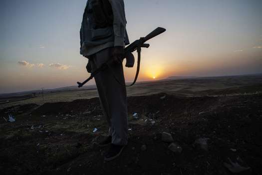 Un policía kurdo en Siria. Este grupo étnico se ha enfrentado recientemente a los grupos rebeldes sirios más extremistas.  / AFP