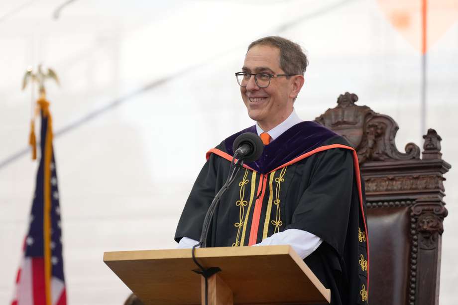 Christopher L. Eisgruber, rector de la Universidad de Princeton, durante la ceremonia de graduación el 30 de mayo de 2023