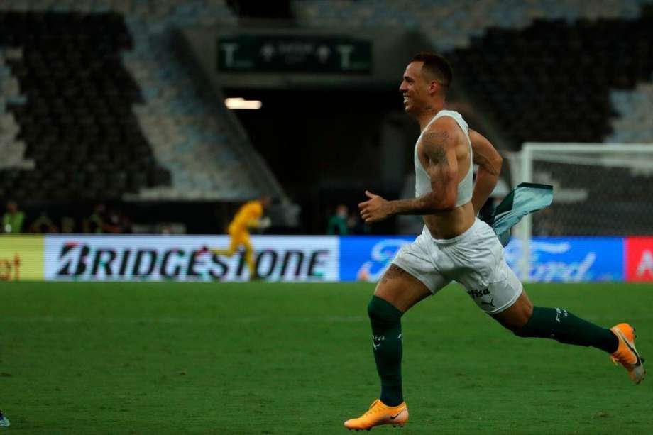 Breno Lopes celebra el gol que anotó en el minuto 99 en la prórroga de la final en la Copa Libertadores.