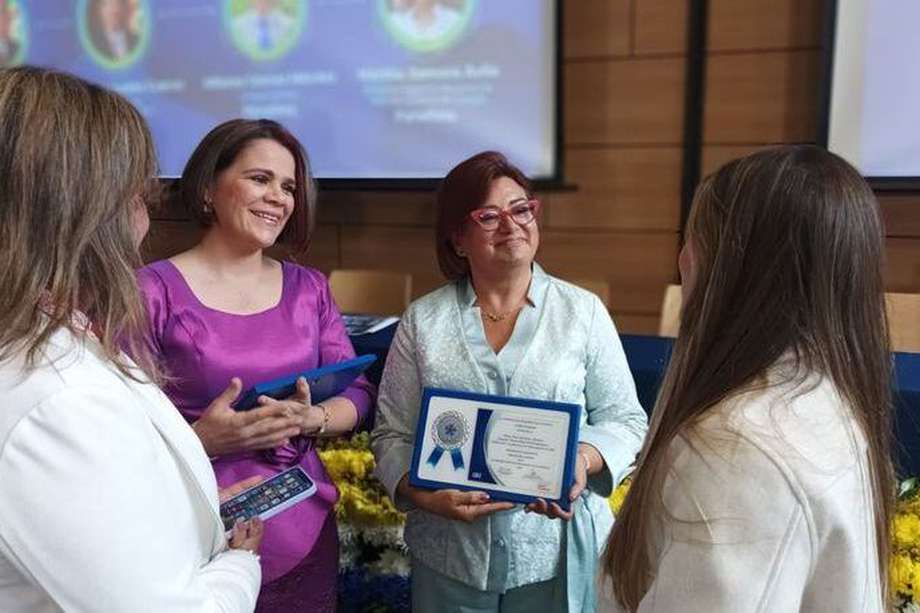 Doris Gutiérrez sostiene el reconocimiento de excelencia a la justicia que le entregó la Rama Judicial en 2023.