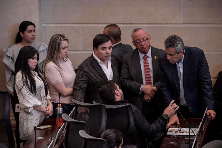 El debate de este lunes, con el ministro Luis Fernando Velasco (a la derecha y de pie).