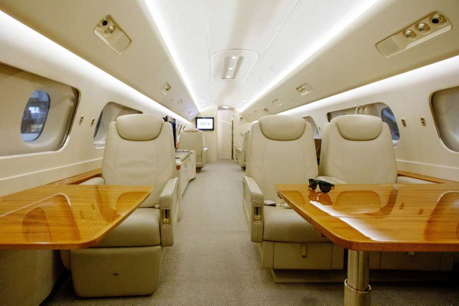 El interior de los aviones privados en los que invierten magnates. Este es un Lineage 1000 jet, fabricado por Embraer.  Luke MacGregor/Bloomberg