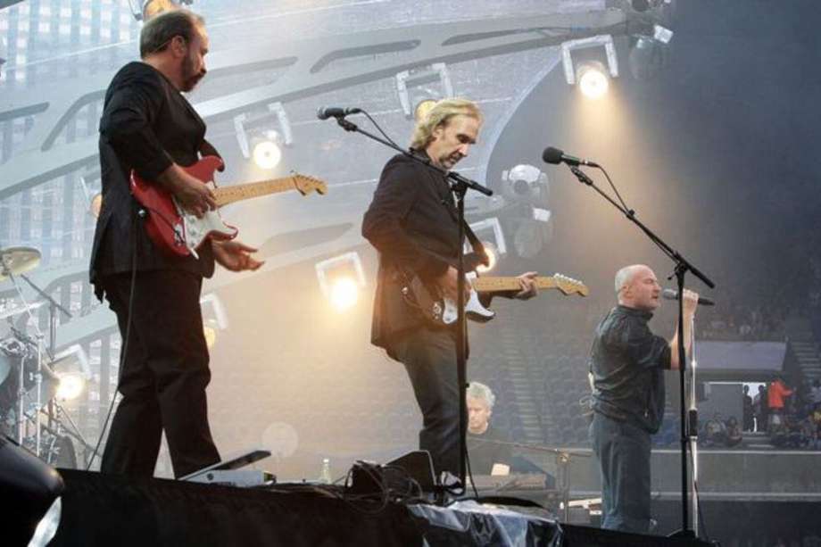 Fotografía del 30 de junio de 2007 en París, en el reencuentro de Genesis. En la foto, Daryl Stuermer, Mike Rutherford y Phil Collins.
