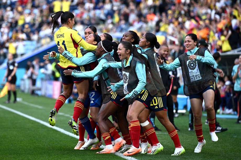 Catalina Usme de Colombia (izq.) celebra con sus compañeros tras marcar un gol de penal durante el partido de la Copa Mundial Femenina de la FIFA entre Colombia y Corea en el Estadio de Fútbol de Sydney en Sydney, Australia, el 25 de julio de 2023.