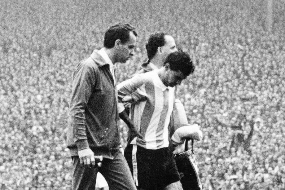 Rattín mientras salía del campo después de ser expulsado durante el partido entre Inglaterra y Argentina en el Mundial de 1966.