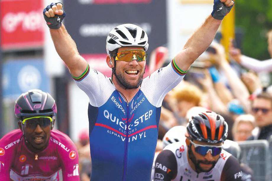 El británico Mark Cavendish (centro) celebra su victoria en la tercera etapa del Giro de Italia, y el colombiano Fernando Gaviria (der.) se lamenta.