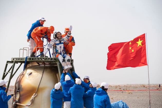 Astronautas de China completan la misión espacial más larga de la historia del país