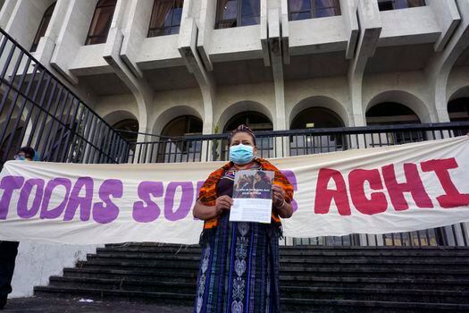 La guatemalteca Premio Nobel de la Paz Rigoberta Menchú participa en la manifestación de mujeres guatemaltecas achí, víctimas de violencia sexual durante el conflicto armado interno (1960-1996), al inicio del juicio contra cinco ex patrullas civiles guatemaltecas (PAC), fuera del Palacio de Justicia en la Ciudad de Guatemala a 4 de enero de 2022.