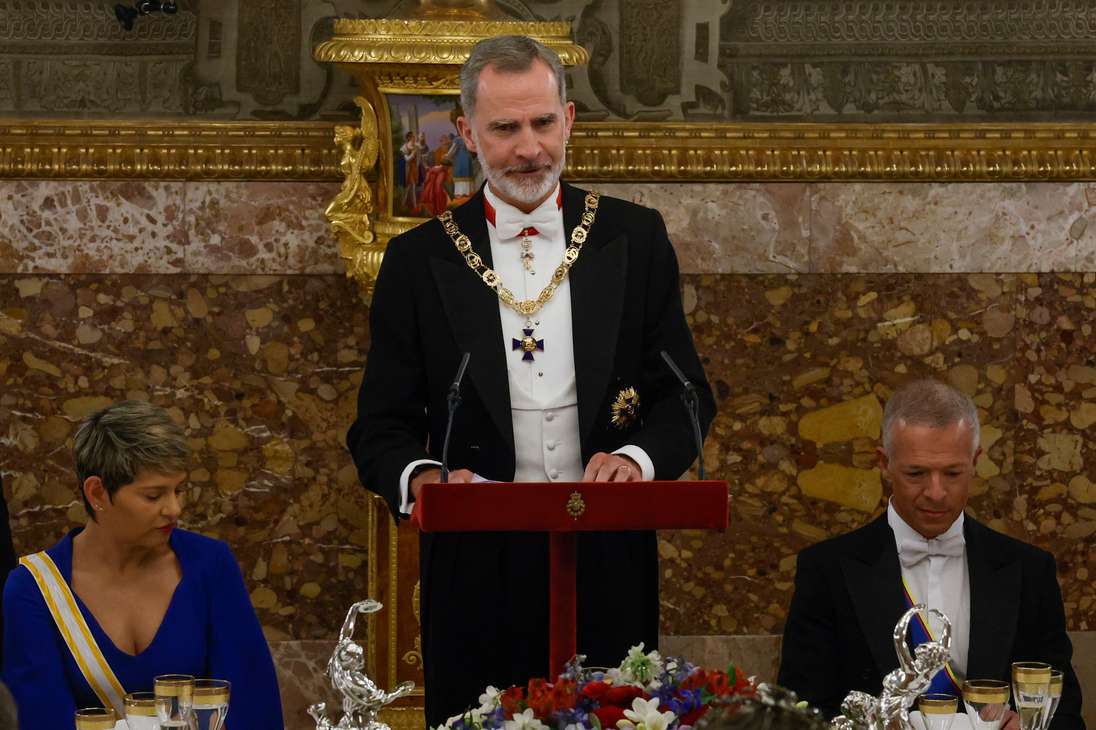 MADRID, 03/05/2023.- El rey Felipe VI (c) pronuncia unas palabras durante la cena de gala que los monarcas españoles ofrecen al presidente de Colombia Gustavo Petro y su esposa Verónica Alcocer (i), hoy miércoles en el Palacio Real, en Madrid. EFE/JUANJO MARTÍN  POOL