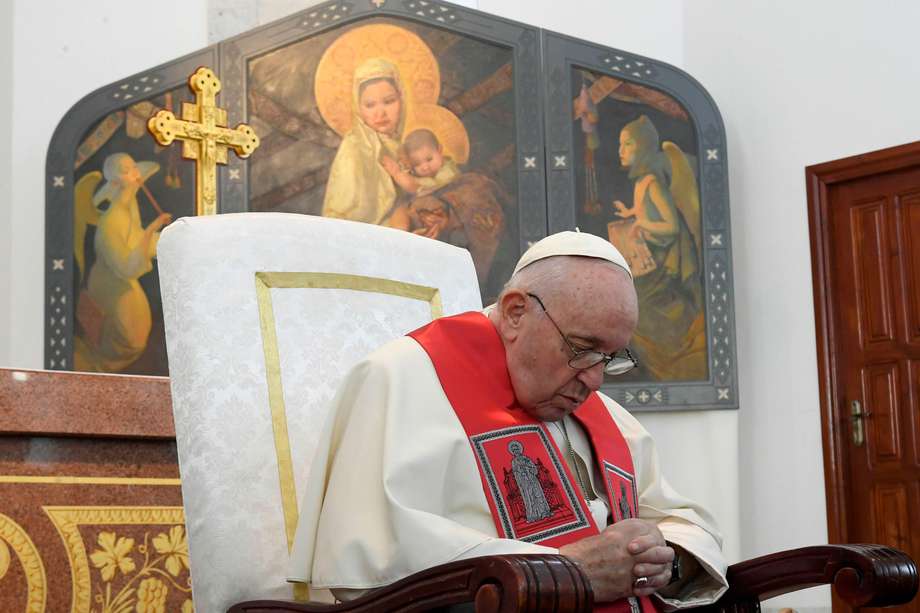 El papa Francisco rezando durante su visita a Kazakhstan. EFE/EPA/VATICAN MEDIA HANDOUT
