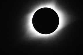 ¿Cómo se ve un eclipse solar desde el espacio? La Nasa publica una increíble foto
