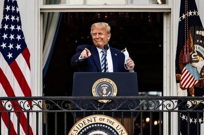 El presidente Donald Trump, saluda a sus seguidores en la Casa Blanca.