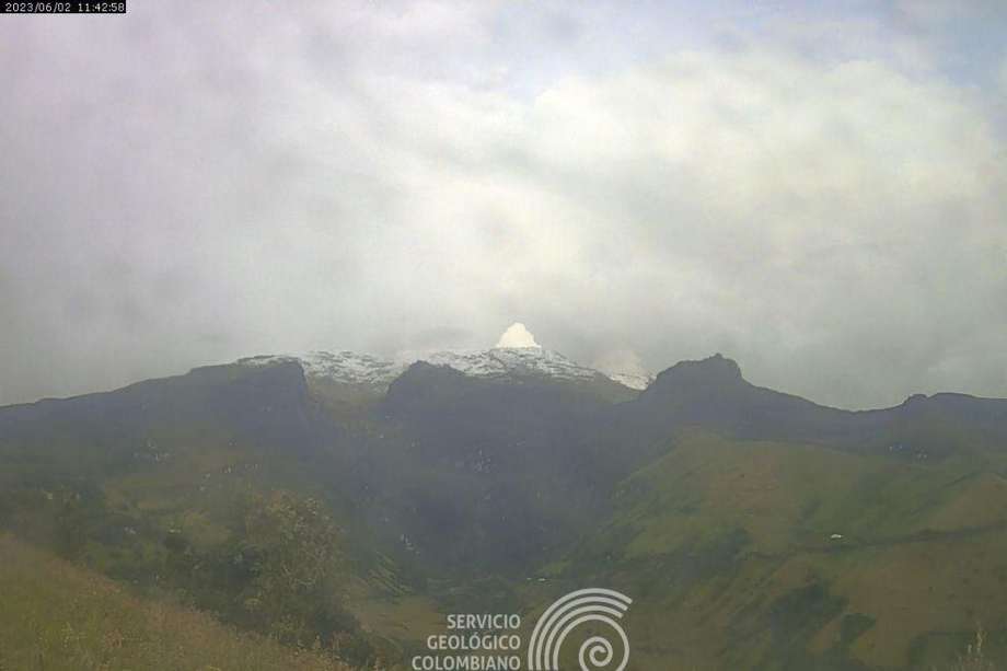 Así se veía el volcán Nevado del Ruiz en horas de la mañana de este viernes (2 de junio).